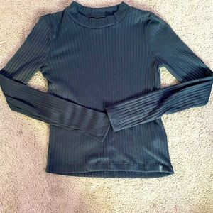 Cute ribbed long sleeve shirt. I wear a size XS-S and it’s fits well